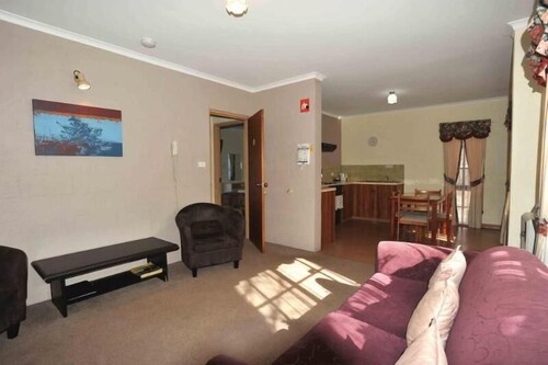 Creative Alanvale Apartments Motor Inn for Large Space
