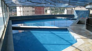 Una piscina cubierta