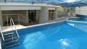 Una piscina cubierta