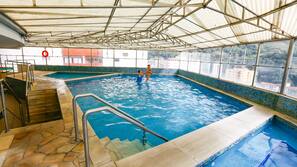 Una piscina cubierta