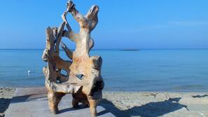 Spiaggia privata, lettini da mare, ombrelloni