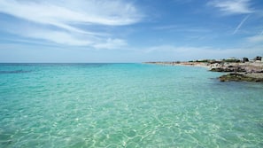 Spiaggia privata, lettini da mare, ombrelloni