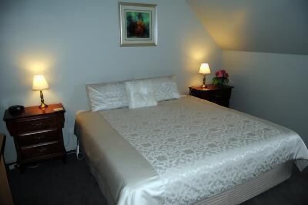 Canadian Lodge Bed & Breakfast