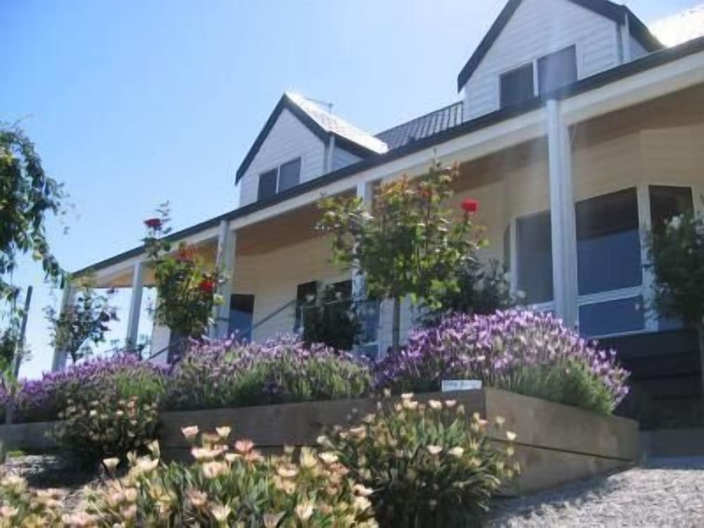 Canadian Lodge Bed & Breakfast