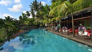 Kolam renang outdoor, dengan cabana gratis dan payung kolam renang