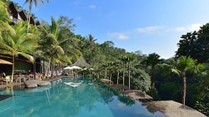 Kolam renang outdoor, dengan cabana gratis dan payung kolam renang