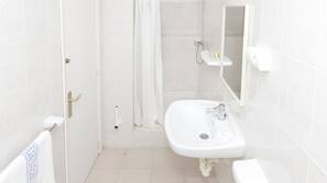 Ducha, artículos de higiene personal gratuitos y secador de pelo