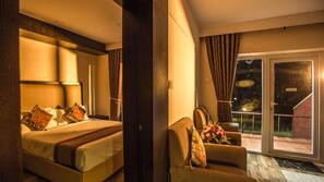 Premium bedding, in-room safe, individually decorated