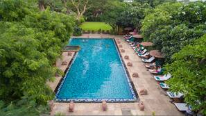 Piscine extérieure, parasols de plage, chaises longues