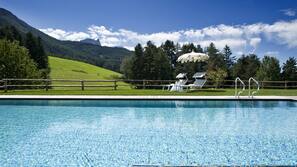 Piscina coperta, piscina all'aperto, ombrelloni da piscina, lettini