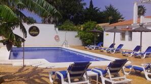 Piscina externa sazonal, funciona das 11h00 às 21h00, guarda-sóis