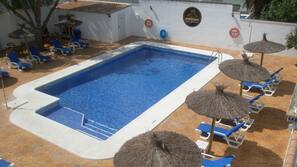 Piscina externa sazonal, funciona das 11h00 às 21h00, guarda-sóis