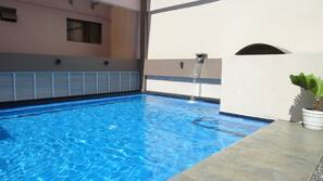 Una piscina al aire libre
