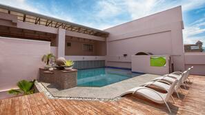 Una piscina al aire libre