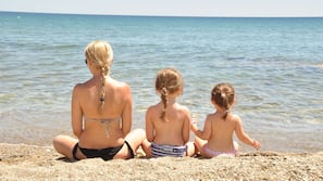 Sulla spiaggia, lettini da mare, ombrelloni, teli da spiaggia