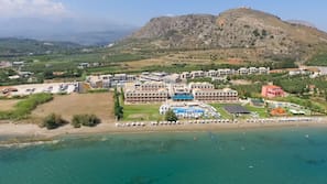 Sulla spiaggia, lettini da mare, ombrelloni, teli da spiaggia