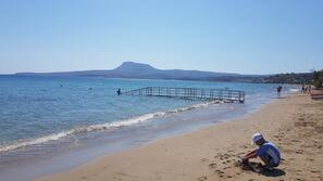 Sulla spiaggia, lettini da mare, ombrelloni, teli da spiaggia