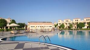 2 piscine all'aperto, ombrelloni da piscina, lettini