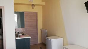 Full-sized fridge, hob, espresso maker, cookware/dishes/utensils