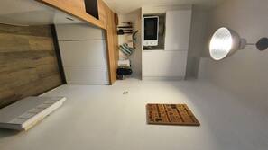 1 chambre, fer et planche à repasser