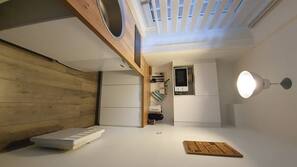 1 chambre, fer et planche à repasser