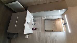 1 chambre, fer et planche à repasser