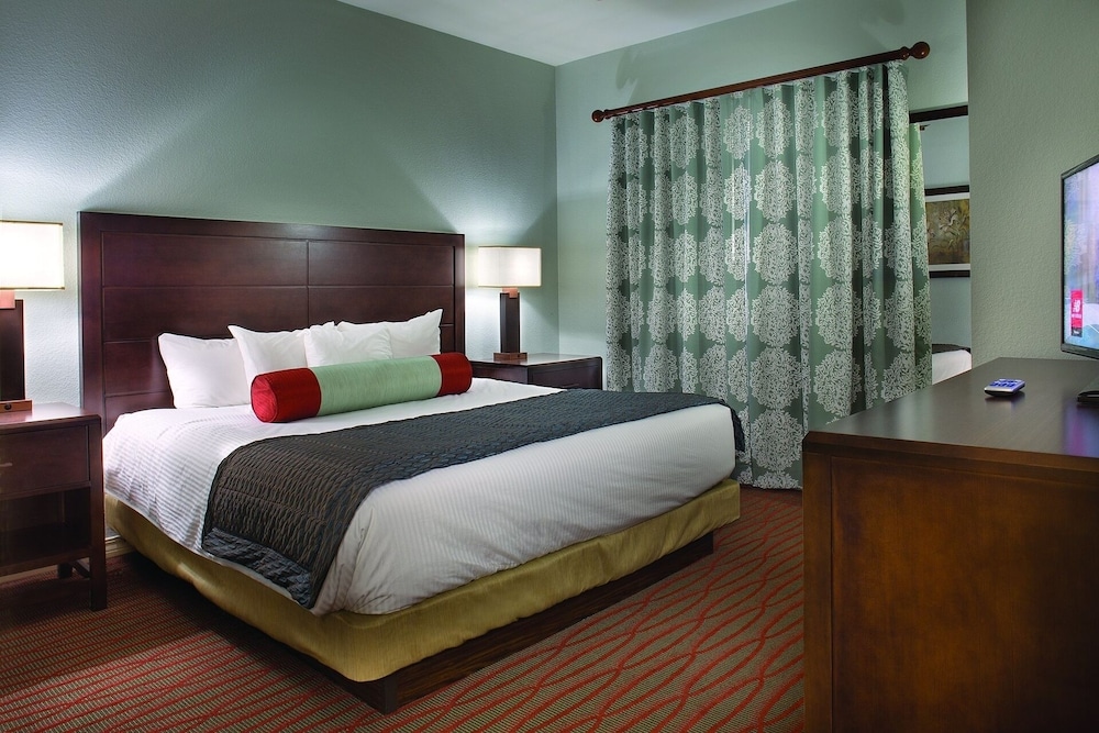 Two Bedroom Deluxe Luxury Condo, Branson Missouri (1724096) Table