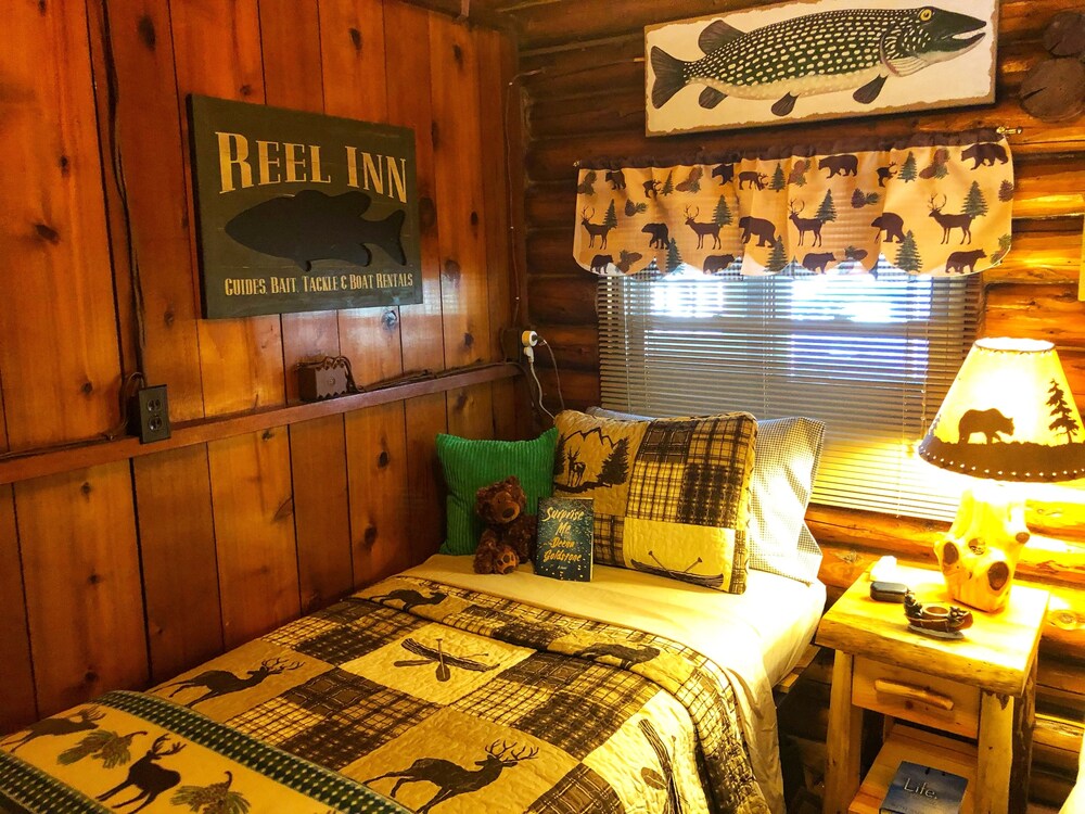 Up North Authentic 1950 Log CottageGas Fireplace Outdoor Fire Pit