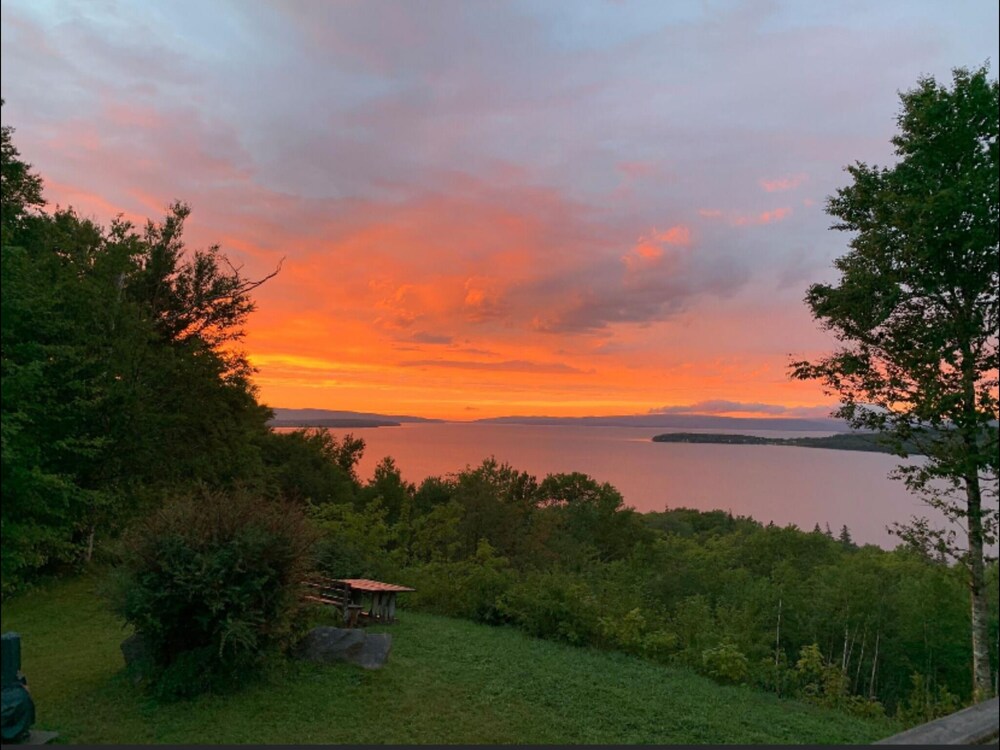 House on the lake. Large home with cathedral ceiling, in West Lake