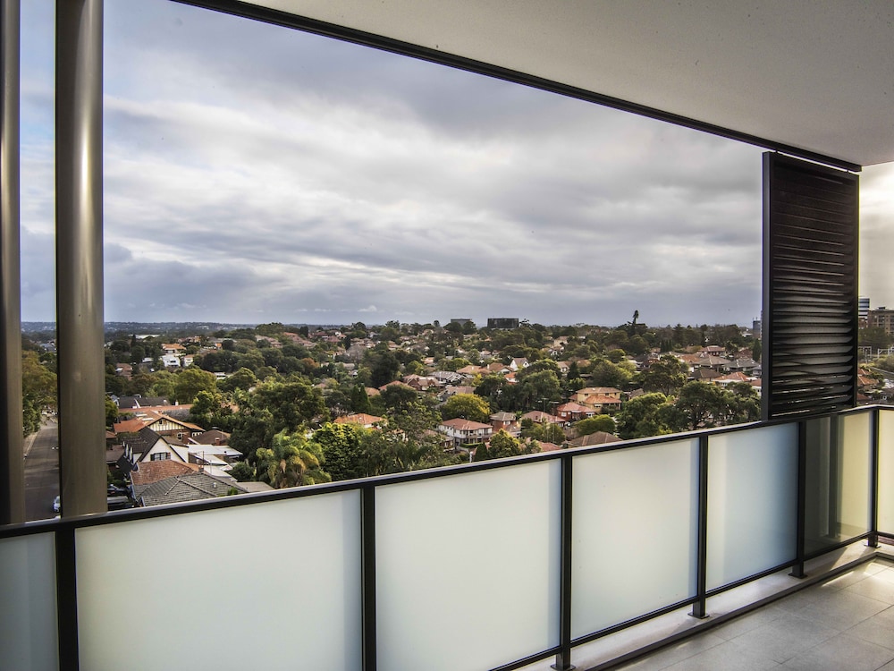 2 Bedrooms Apartment Next Hurstville Train Station and Airport