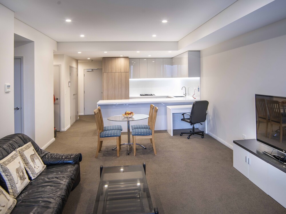2 Bedrooms Apartment Next Hurstville Train Station and Airport