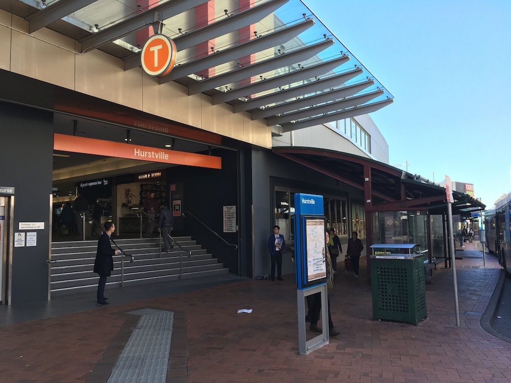 2 Bedrooms Apartment Next Hurstville Train Station and Airport