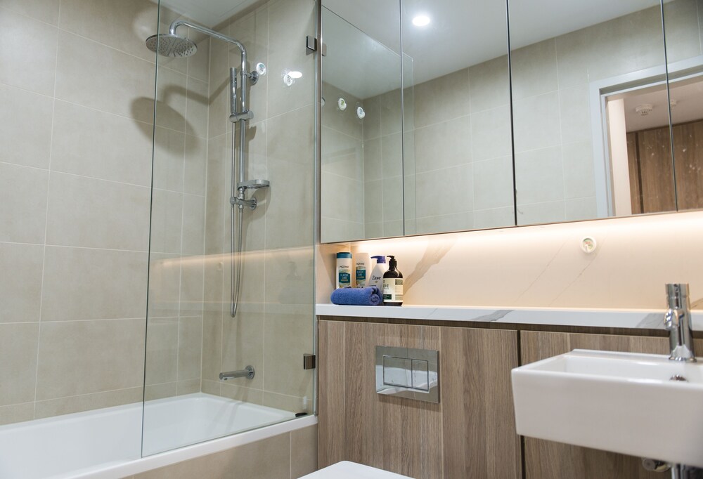 2 Bedrooms Apartment Next Hurstville Train Station and Airport