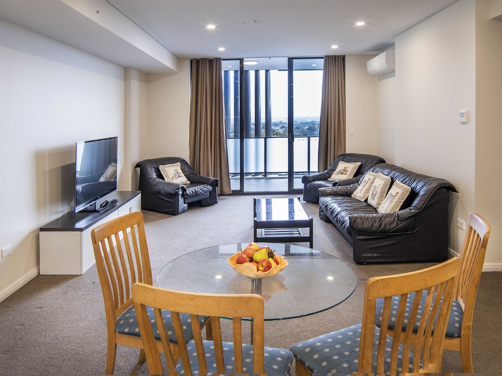 2 Bedrooms Apartment Next Hurstville Train Station and Airport