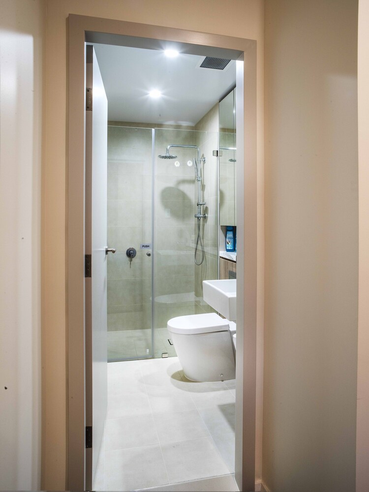 2 Bedrooms Apartment Next Hurstville Train Station and Airport