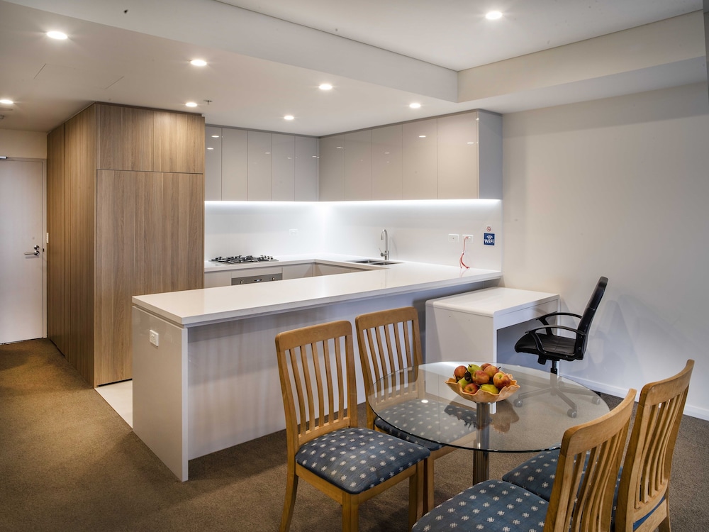 2 Bedrooms Apartment Next Hurstville Train Station and Airport