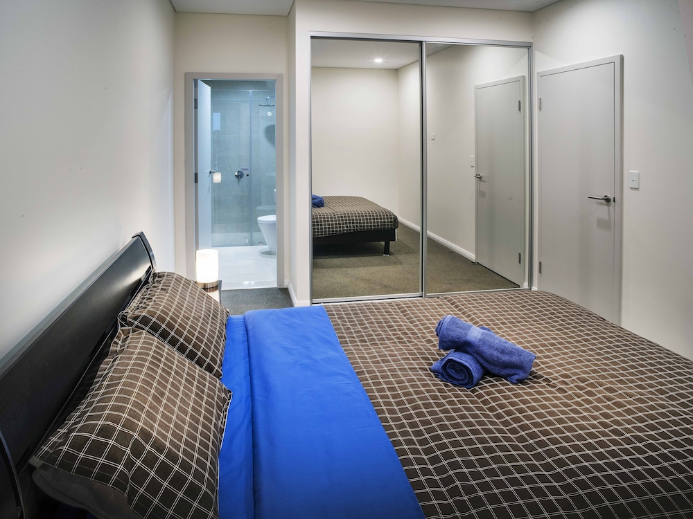 2 Bedrooms Apartment Next Hurstville Train Station and Airport