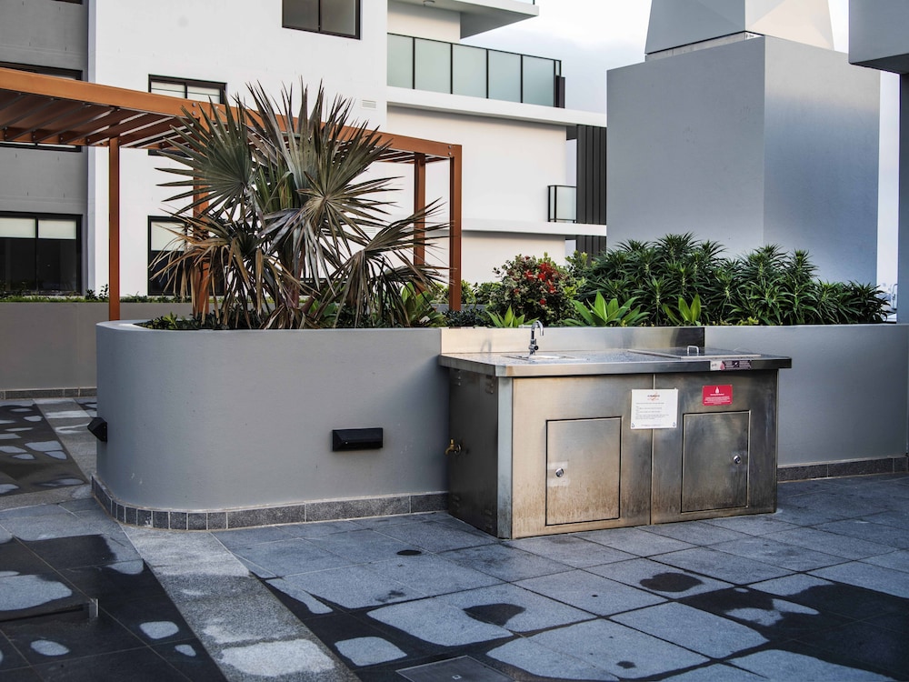 2 Bedrooms Apartment Next Hurstville Train Station and Airport