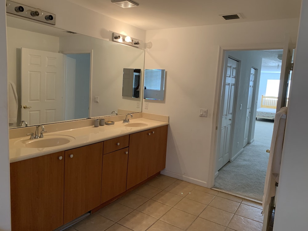 HOME IN GATED COMMUNITY CLOSE TO FORT LAUDERDALE BEACH