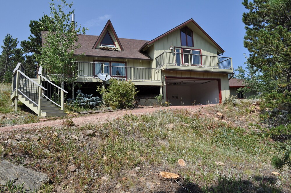 Ponderosa Pine Cabin with easy access to Lyons, Estes Park, RMNP, and