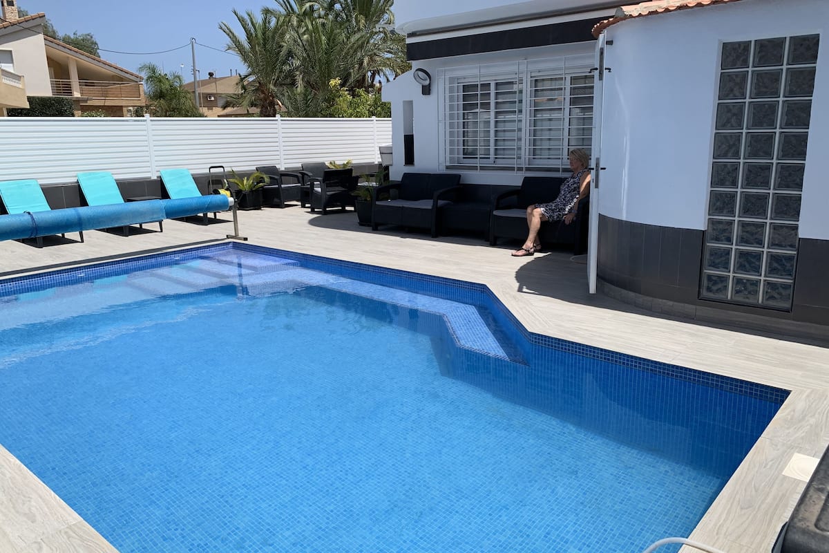 Luxury 4 Bed House With Heated 7 X 4 Saltwater Pool No Chlorine Los Alcazares Spagna Expedia It