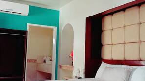Caja fuerte, tabla de planchar con plancha, wifi gratis y ropa de cama
