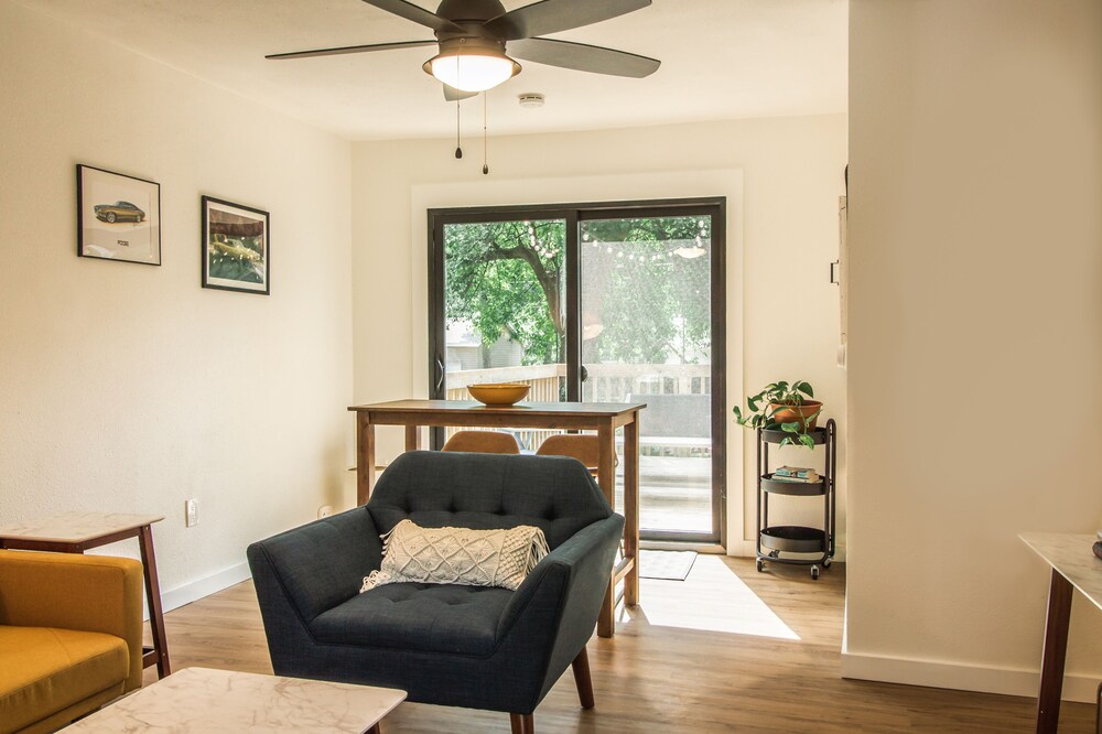 Black White Cottage In Cedar Rapids Iowa City Hotel Rates