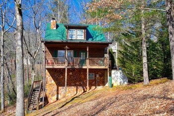 Amazing Quaint Cabin Tucked Away In The North Georgia Mountains