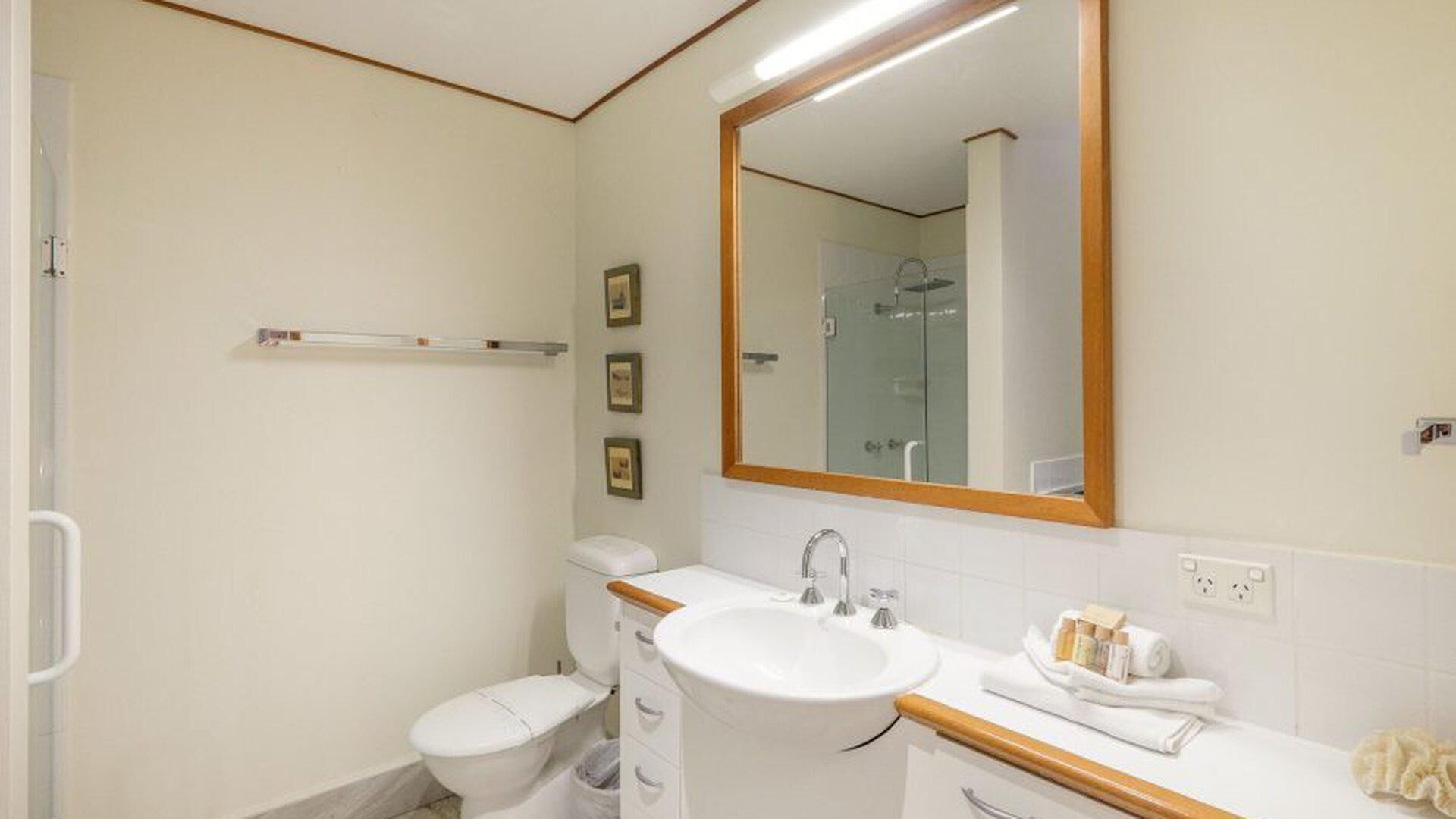 Claytons 8 3 Bed, 2 Bath, Sensational Views, no Need for a Car! Beachfront :)