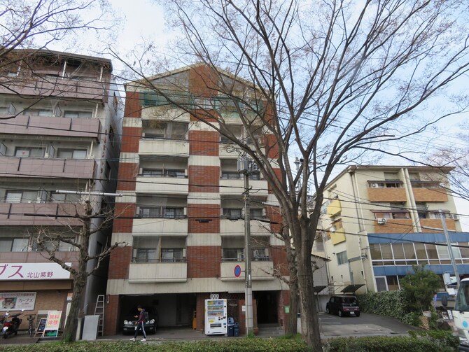 京都の北山通に面するアパートメントホテルです 地下鉄烏丸線北大路駅から市バス 北1 にて 常徳寺前 バス停下車 向かい側の建物です 京都 口コミ 宿泊料金 予約 エクスペディア