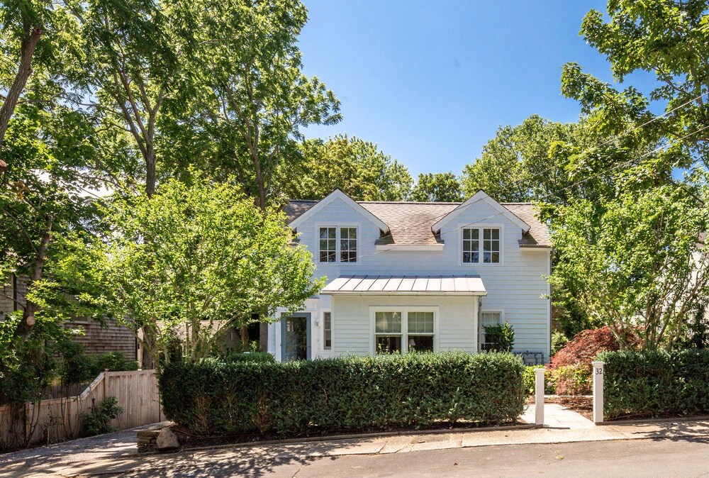 SAG VILLAGE RENTAL WITH HEATED POOL SECONDS WALK TO TOWN, MARINA