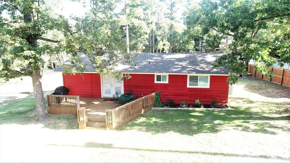 Cozy cabin in the Crestwood Subdivision at Lake O The Pines. in Avinger