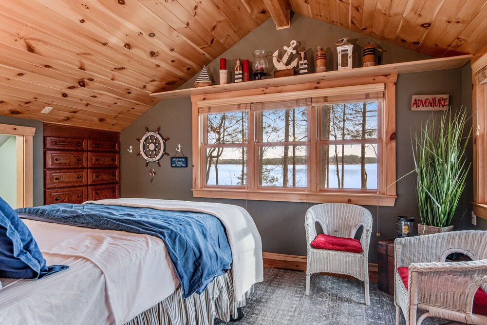 Lakefront home in a great location with docks, private beach, sauna