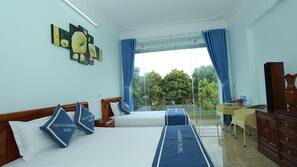 Minibar, desk, laptop workspace, free WiFi